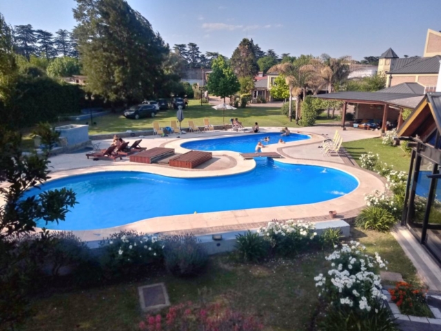 Vista parque y piscina